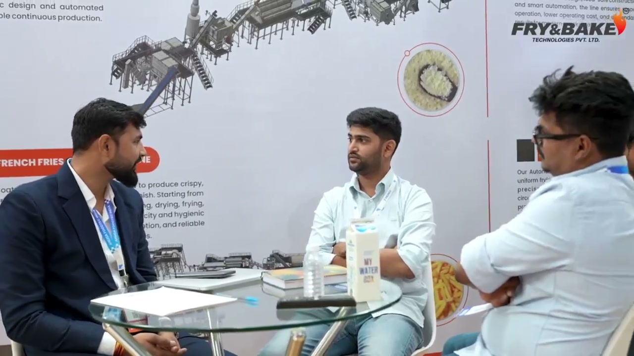 फ्राई एंड बेक के बूथ पर प्रोसेसिंग लाइनों पर बातचीत