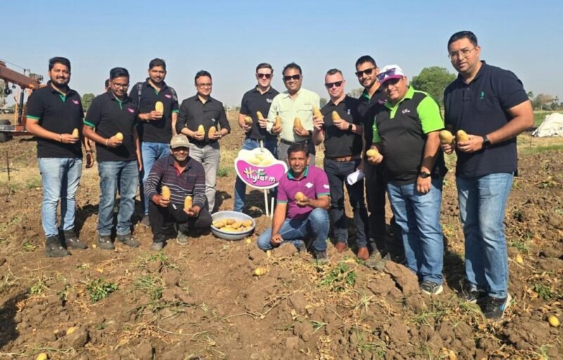 HyFarm SoundararadjaneS in potato field with Hyfarm and hyfun team